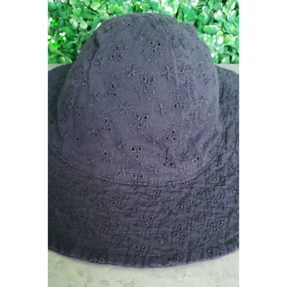 81. 2/$10 Gap Baby Girls eyelet hat - Picture 2 of 4